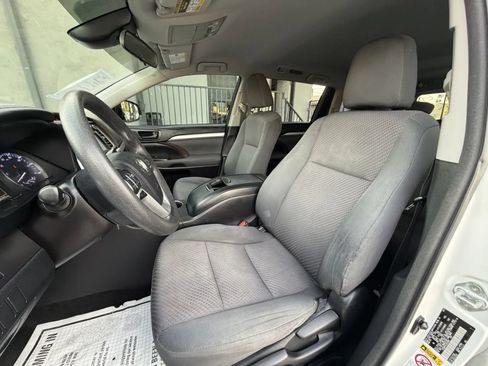 Used 2018 Toyota Highlander LE FWD image 11