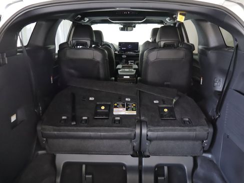 Used 2025 Toyota Sienna Platinum image 21