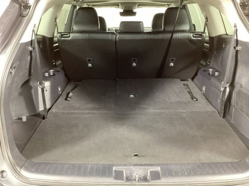 Used 2024 Toyota Highlander XLE AWD/4WD image 13
