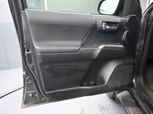 Used 2020 Toyota Tacoma TRD Sport image 16