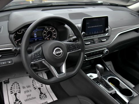 Used 2024 Nissan Altima 2.5 SV image 14