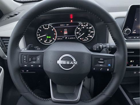 Used 2025 Nissan Rogue SV image 27