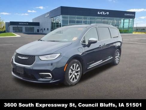 Used 2023 Chrysler Pacifica Pinnacle FWD image 3