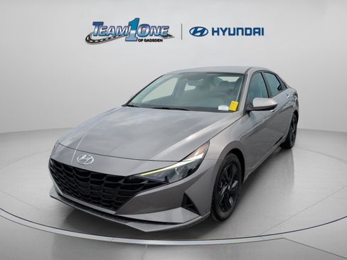 Used 2023 Hyundai Elantra SEL w/ Preferred Accessory Package FWD image 4