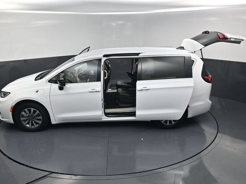 Used 2024 Chrysler Pacifica Limited FWD image 23