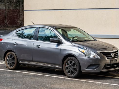 Used 2019 Nissan Versa SV FWD image 11