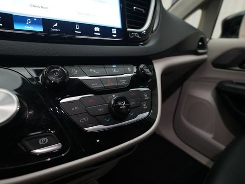 Used 2024 Chrysler Pacifica Touring-L FWD image 22