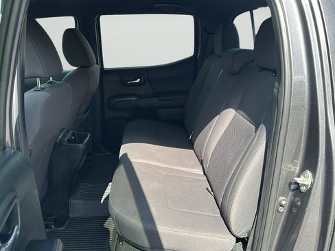 Used 2017 Toyota Tacoma TRD Sport AWD/4WD image 16