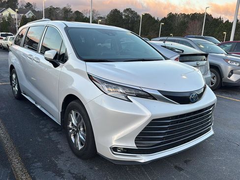 Used 2024 Toyota Sienna Limited image 4