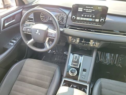 Used 2024 Mitsubishi Outlander SE image 17