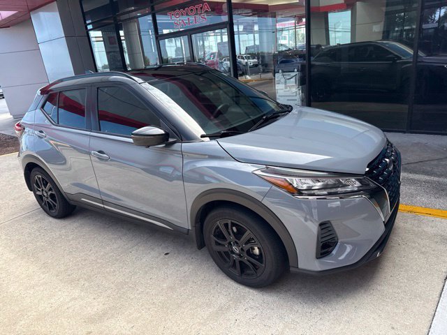 Used 2023 Nissan Kicks SR w/ SR Premium Package FWD image 3
