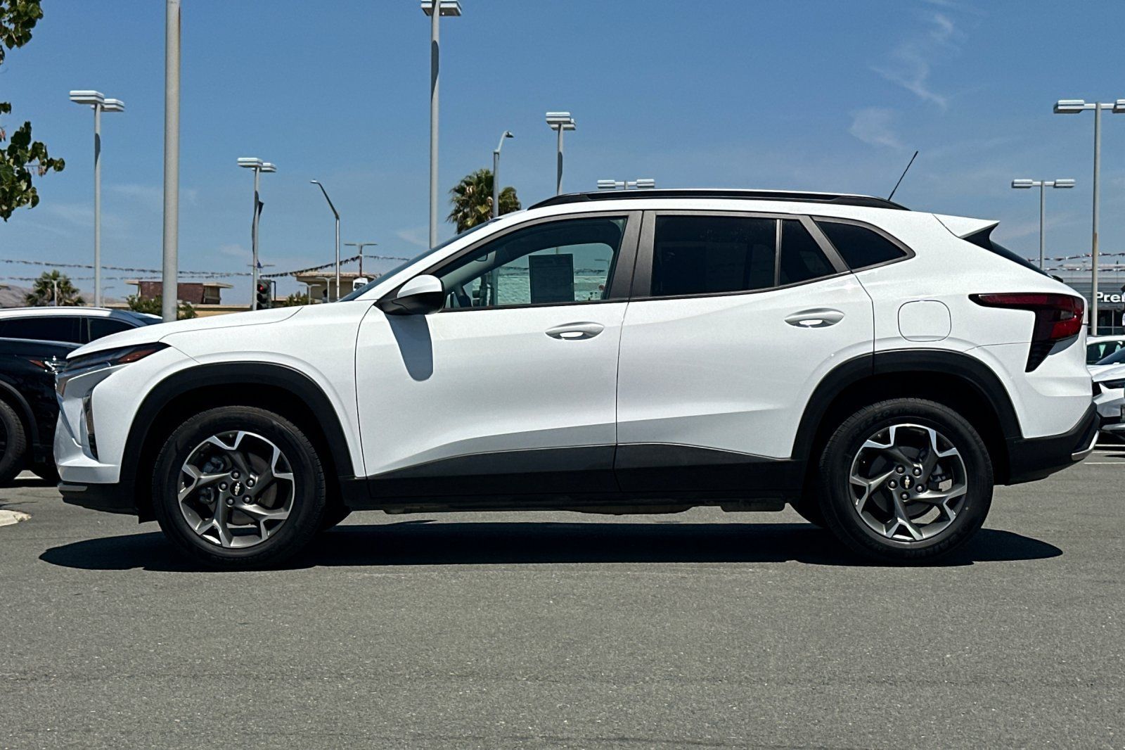 Used 2025 Chevrolet Trax LT FWD image 7