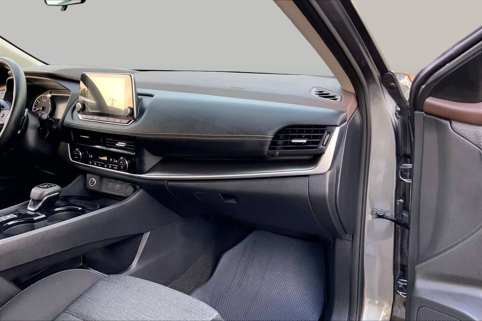 Used 2023 Nissan Rogue SV FWD image 18