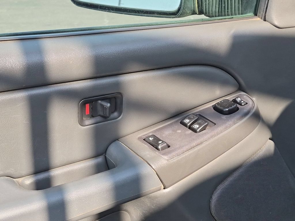 Used 2004 Chevrolet Silverado 2500 LS w/ Skid Plate Package AWD/4WD image 18