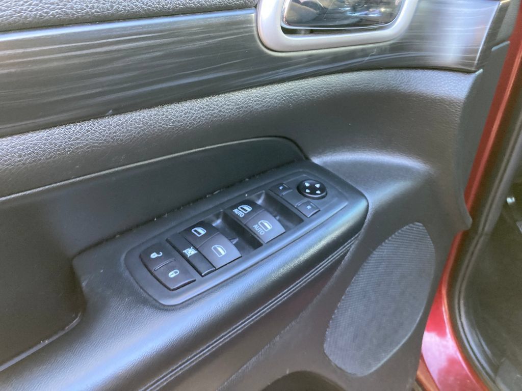 Used 2020 Jeep Grand Cherokee Laredo AWD/4WD image 14
