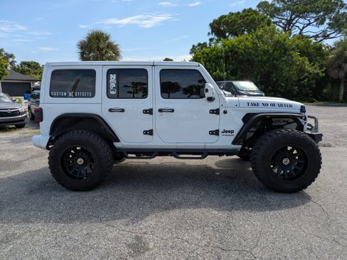 Used 2021 Jeep Wrangler Unlimited Sahara AWD/4WD image 3