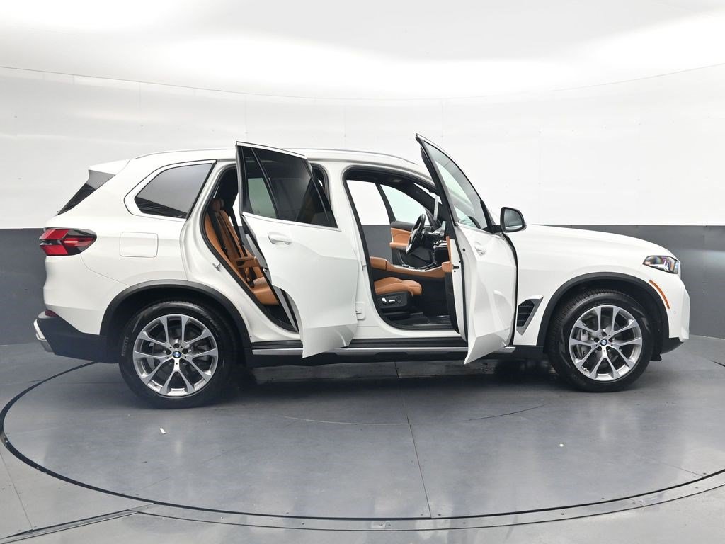 Used 2024 BMW X5 xDrive40i w/ Parking Assistance Package AWD/4WD image 36