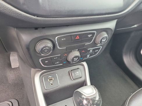 Used 2020 Jeep Compass Latitude FWD image 24