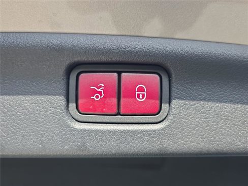 Used 2022 Mercedes-Benz C 300 Sedan image 9