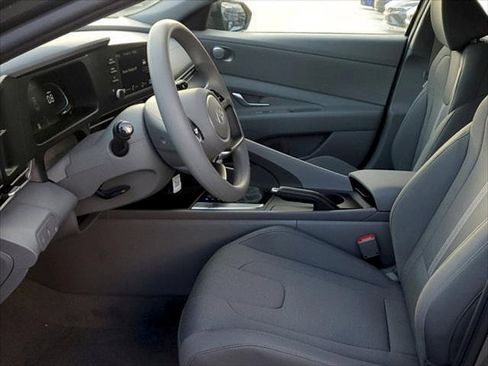 Used 2025 Hyundai Elantra SE FWD image 8
