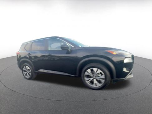 Used 2023 Nissan Rogue SV image 2