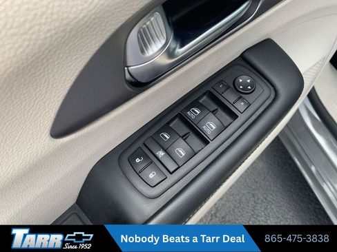 Used 2023 Chrysler Pacifica Touring-L FWD image 15