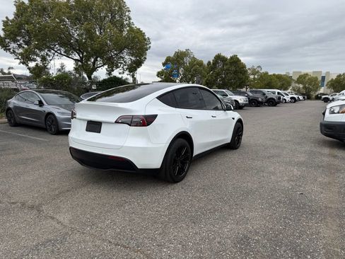 Used 2022 Tesla Model Y Long Range AWD/4WD image 3
