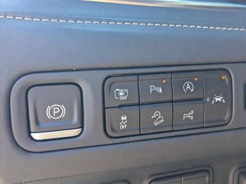 Used 2023 GMC Yukon XL Denali Ultimate AWD/4WD image 10