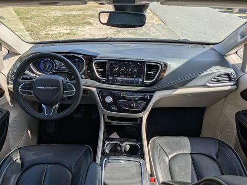 Used 2023 Chrysler Pacifica Limited image 14