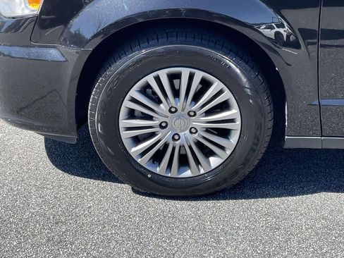 Used 2014 Chrysler Town & Country Touring-L w/ Driver Convenience Group image 9