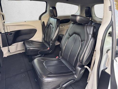 Used 2023 Chrysler Pacifica Touring-L FWD image 16