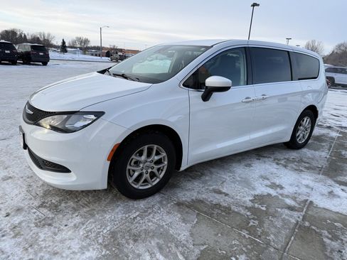 Used 2023 Chrysler Voyager LX image 4