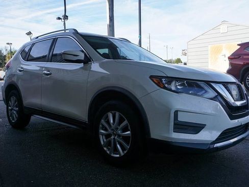 Used 2017 Nissan Rogue SV image 2