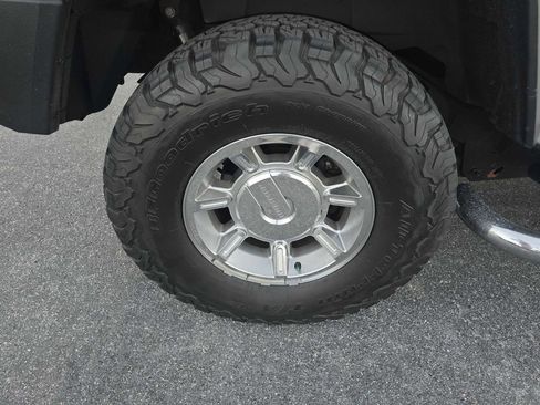 Used 2005 HUMMER H2 w/ Preferred Equipment Group image 16