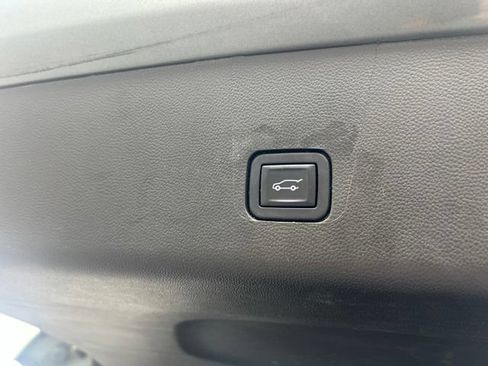 Used 2022 Chevrolet Traverse LT FWD image 17