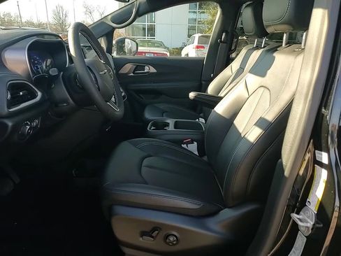 New 2026 Chrysler Pacifica Select image 10