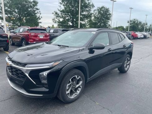 Certified 2025 Chevrolet Trax LT w/ LT Convenience Package FWD image 5