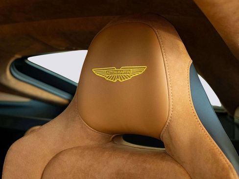 Used 2025 Aston Martin V8 Vantage Coupe RWD image 18