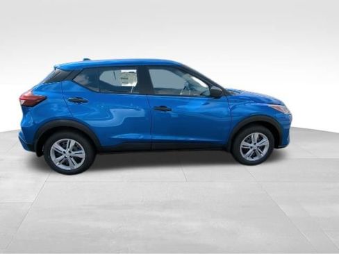 New 2025 Nissan Kicks Play S image 9