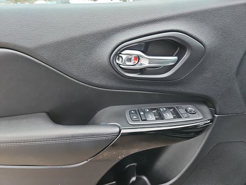 Used 2019 Jeep Cherokee Latitude Plus image 12