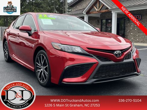 Used 2022 Toyota Camry SE FWD image 1