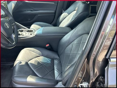 Used 2018 Toyota Camry XLE FWD image 14