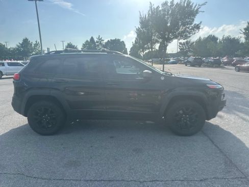 Used 2016 Jeep Cherokee Trailhawk w/ Comfort/Convenience Group AWD/4WD image 4
