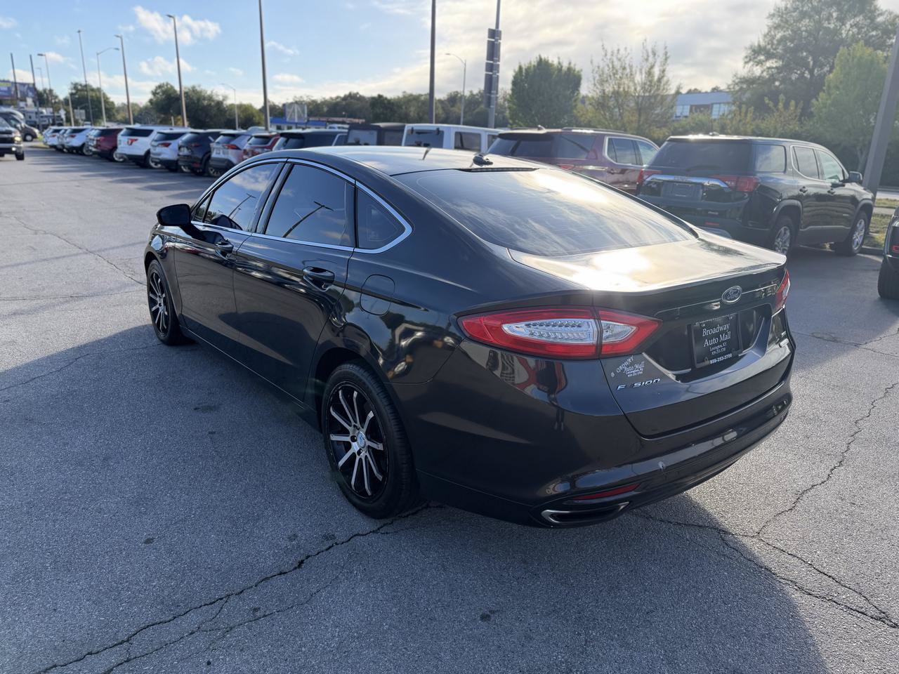 Used 2014 Ford Fusion SE w/ Equipment Group 202A FWD image 5