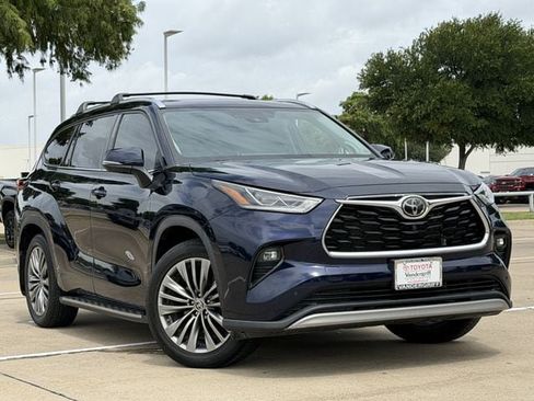 Used 2021 Toyota Highlander Platinum FWD image 2