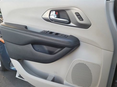 Certified 2023 Chrysler Pacifica Touring-L image 14