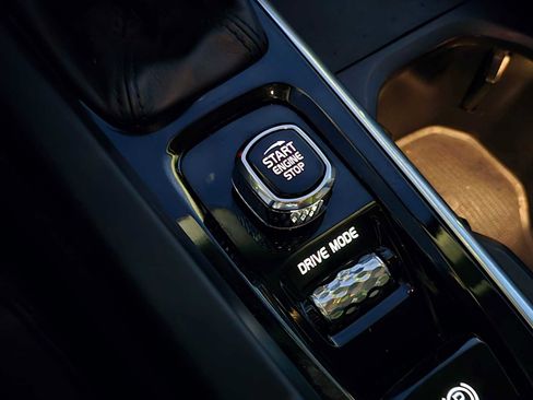 Certified 2021 Volvo XC60 T5 Momentum w/ Advanced Package image 31