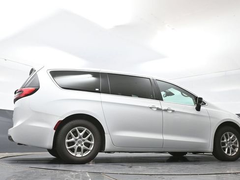 Used 2024 Chrysler Pacifica Touring-L FWD image 47