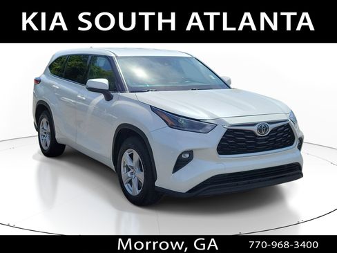 Used 2021 Toyota Highlander LE FWD image 1