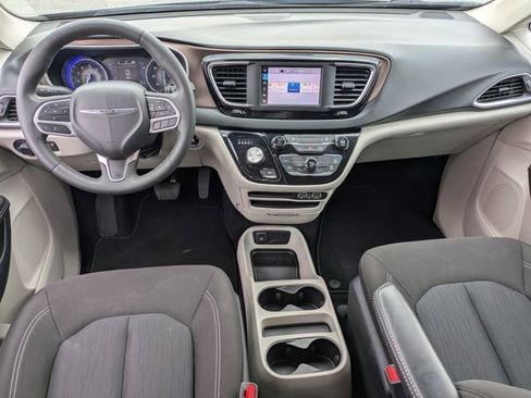 Used 2023 Chrysler Voyager LX image 17